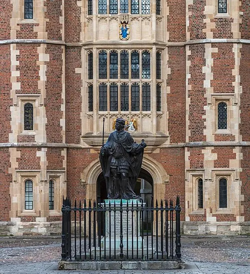 Eton Collegeイートン校創設者ヘンリー6世像